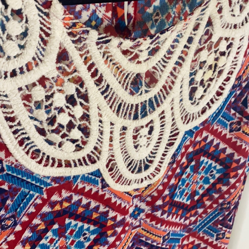 Printed tank with lace neckline. Size SP.